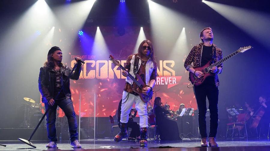 Rock Believers на сцене на фоне баннера Scorpions Forever